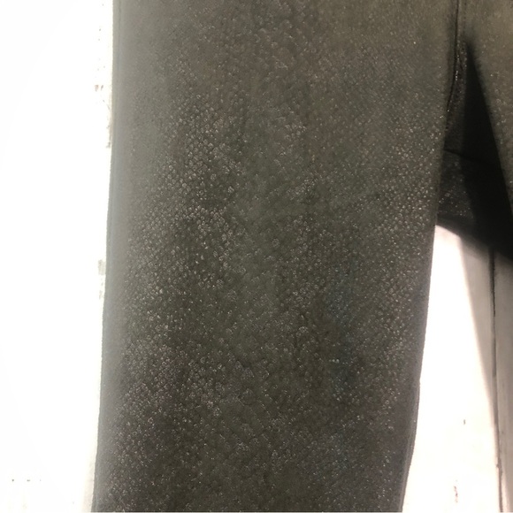 Hue Soft Snake/Gator Print Leggings Small - Picture 3 of 5